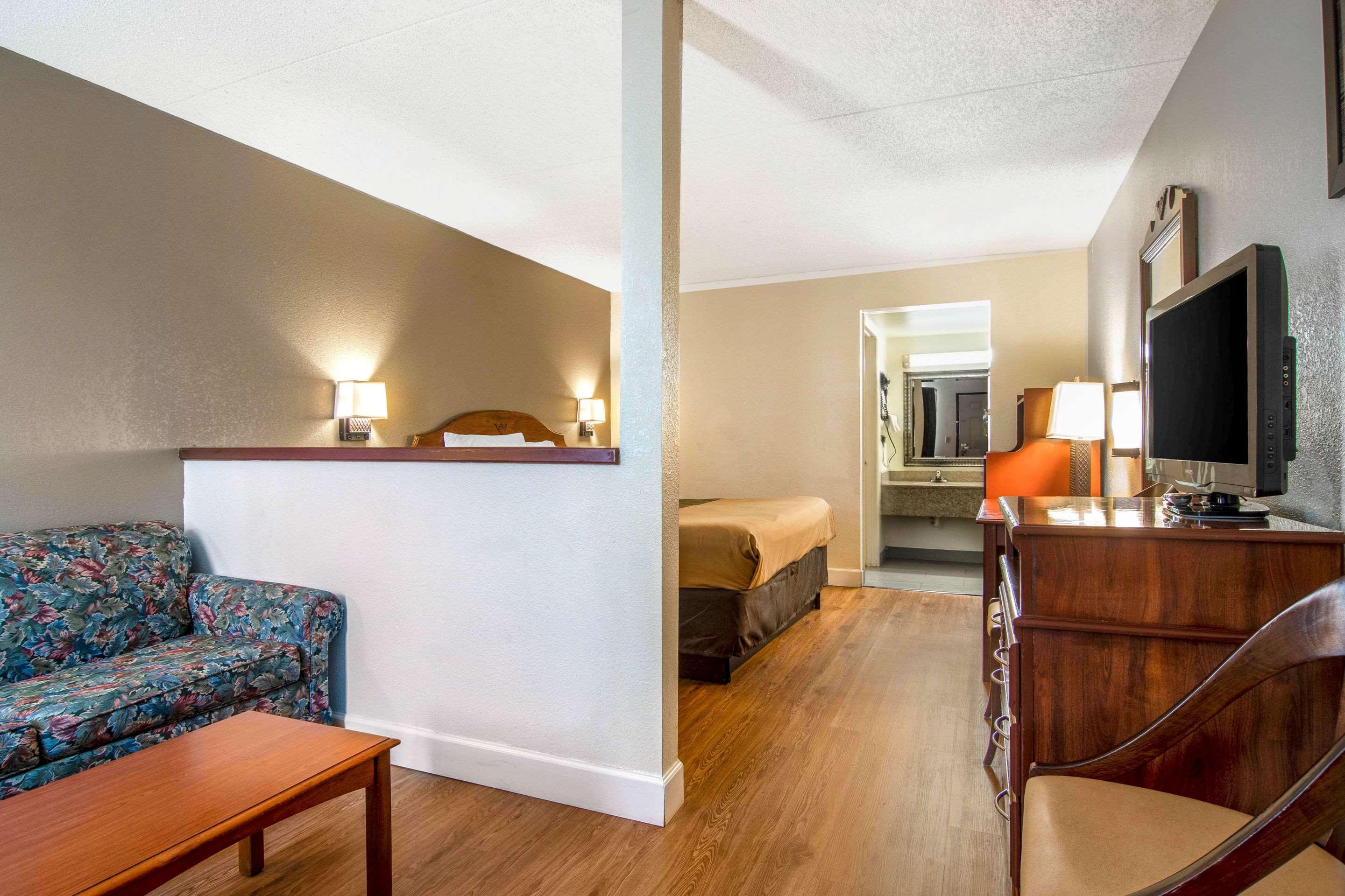 Econo Lodge Inn & Suites Fort Oglethorpe Eksteriør billede
